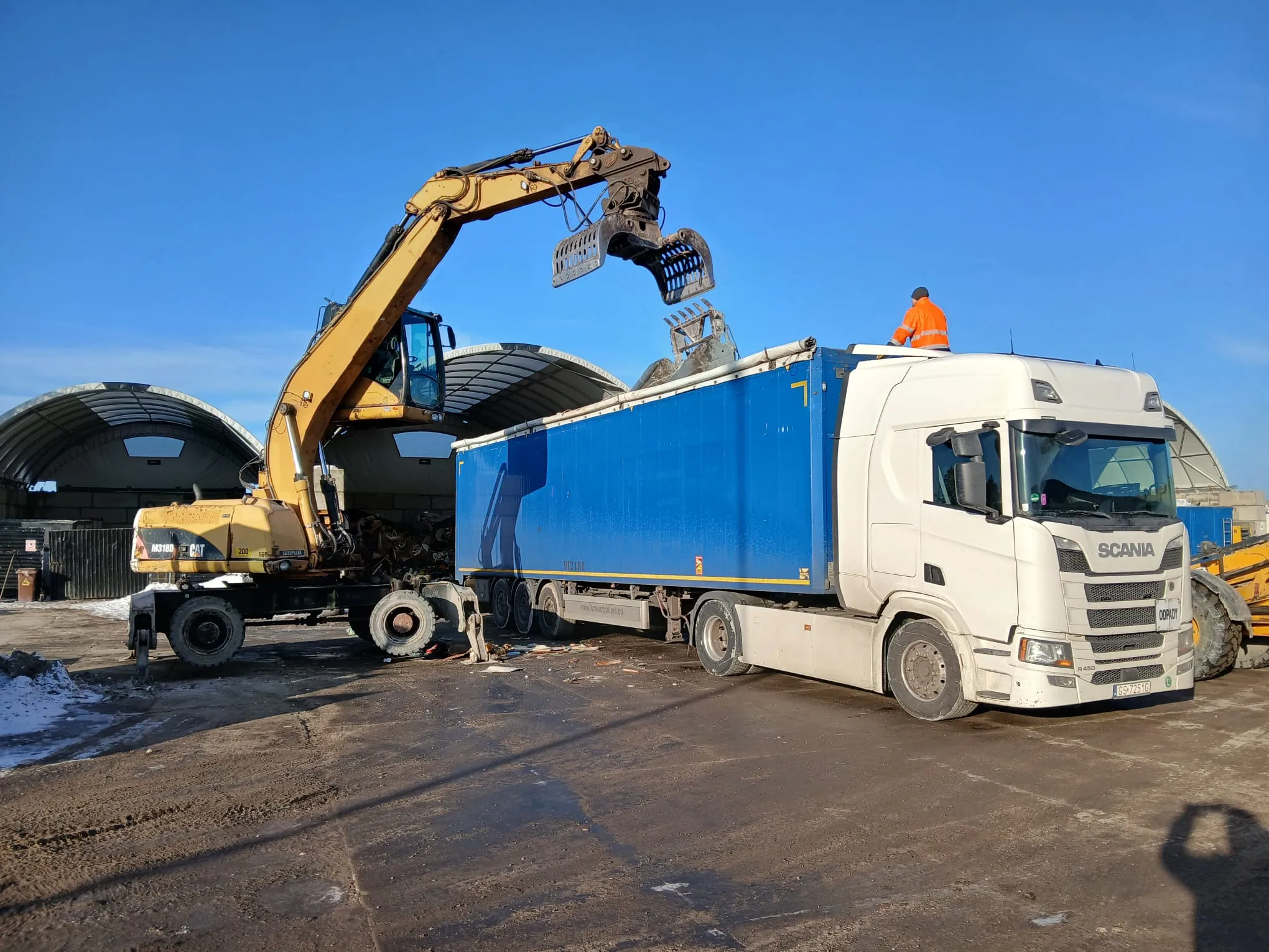 Przeładunek i transport odpadów z wykorzystaniem ciężkiego sprzętu